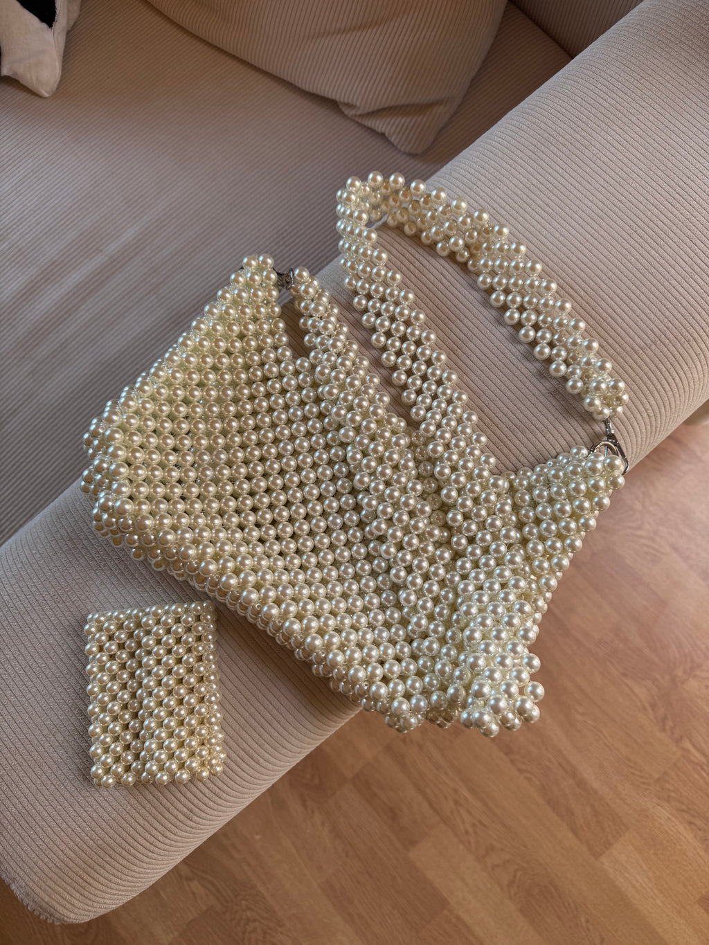 La bandoulière en perles nacré