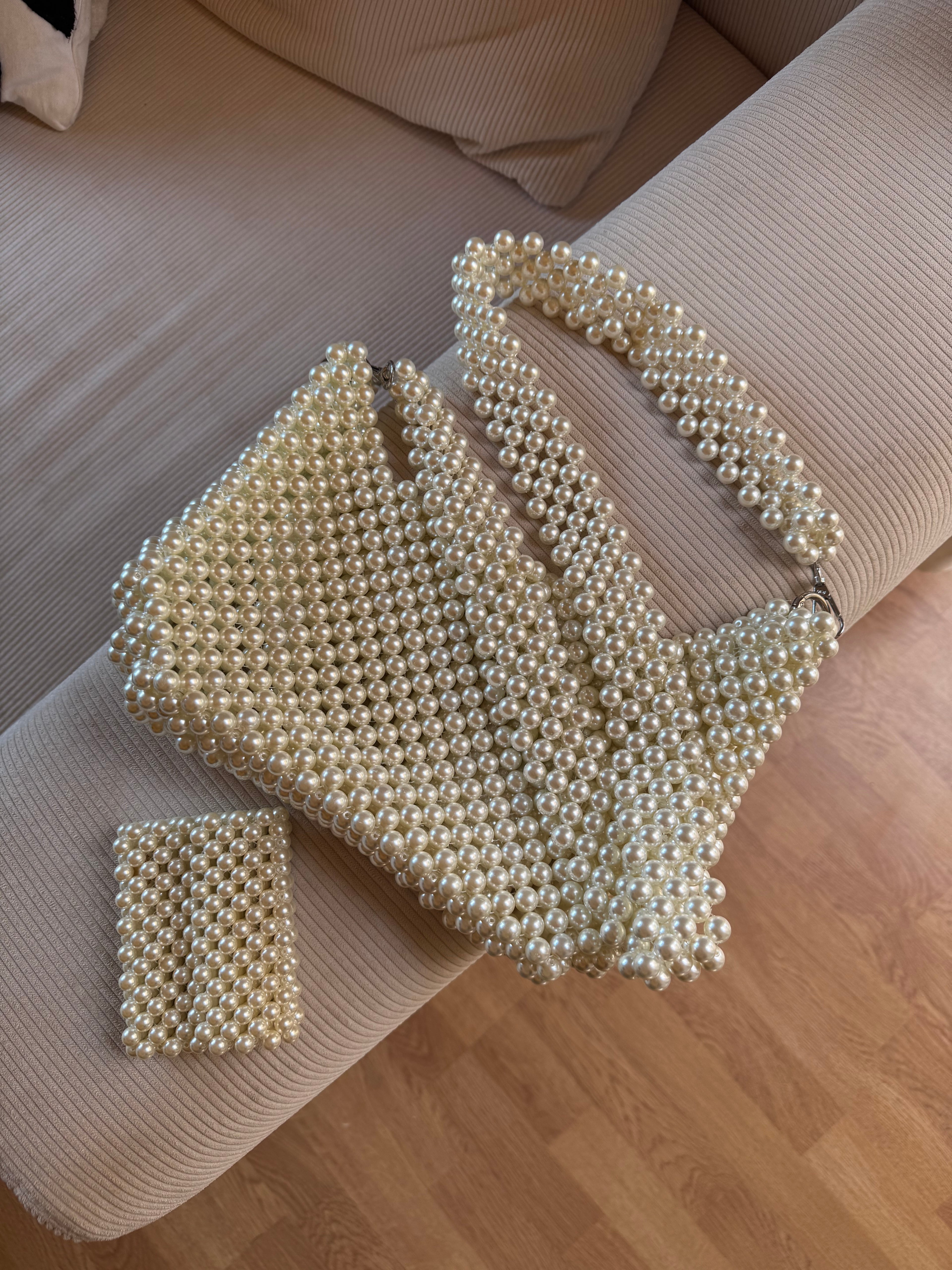 La bandoulière en perles nacré